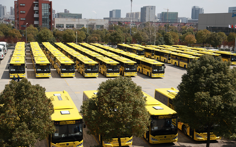2015年，120臺(tái)SLK6109校車(chē)在申龍工廠(chǎng)整裝待發(fā)沙特市場(chǎng)。