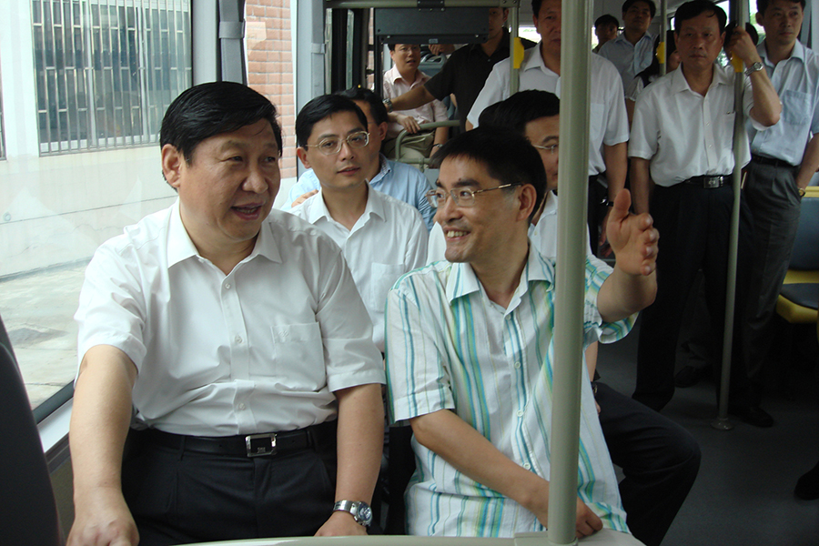 2007年國家主席習(xí)近平（時(shí)任上海市市委書記）試乘申龍汽車首輛氫燃料電池公交車，并在試乘后給予了高度評價(jià)