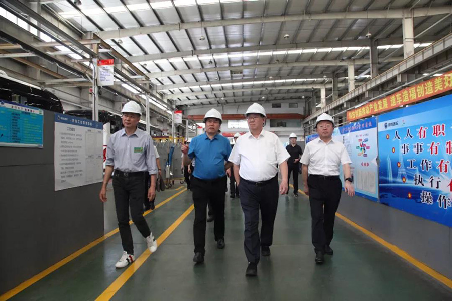 2021年6月7日山東省菏澤市人大常委會主任、黨組書記尹玉明、菏澤市政府副市長曹升靈等一行蒞臨上海申龍考察調(diào)研