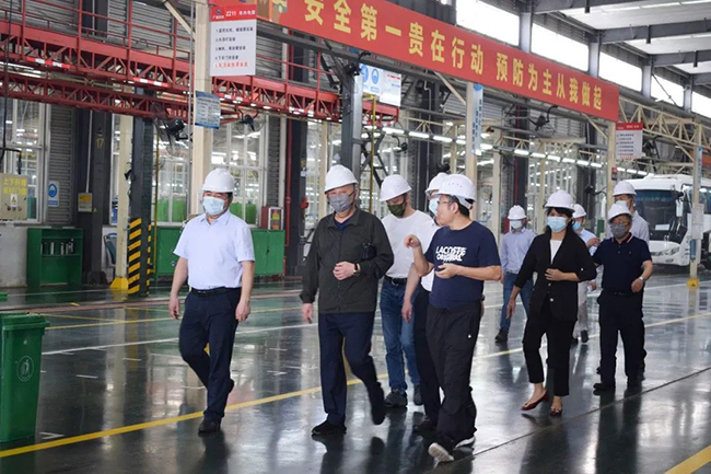 南寧市委常委、常務(wù)副市長、市委秘書長劉勝友一行到廣西申龍汽車制造有限公司考察調(diào)研指導(dǎo)工作